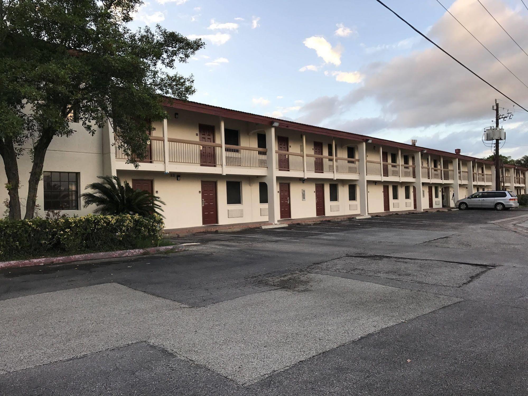 Red Roof Inn Houston East I-10 Bagian luar foto